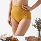 Culotte haute gainante en dentelle florale modèle Séléné, vue de face soulignant la zone de maintien abdominal et la finition dentelle raffinée.