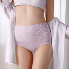 Femme portant culotte sculptante SoftSculpt en coton invisible et confortable effet ventre plat